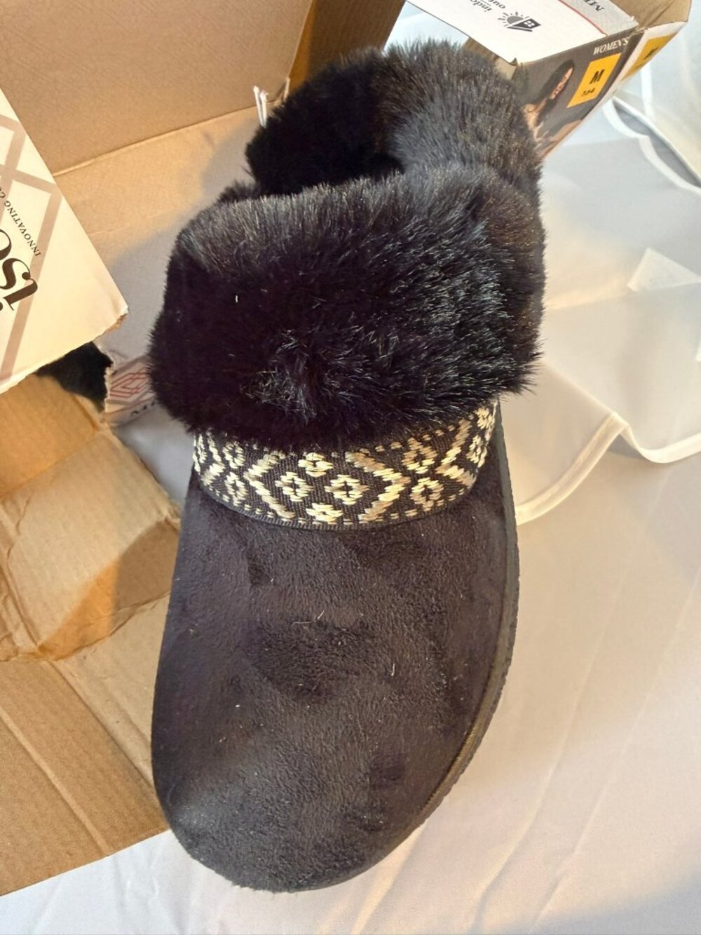 Isotoner  Memory Foam Hoodback Slipper, Black  Women Size M (7.5-8)    New